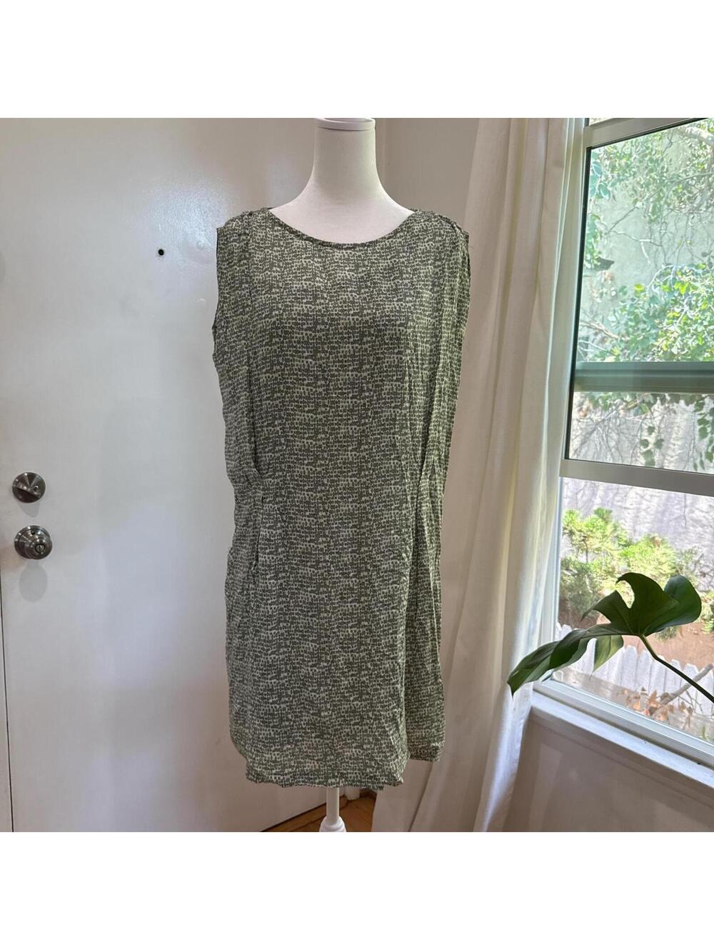 🍃 Zara Green & White Shift Dress – Size M